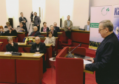 Ks. prał. Ireneusz Juszczyński przedstawia uzasadnienie Nagrody